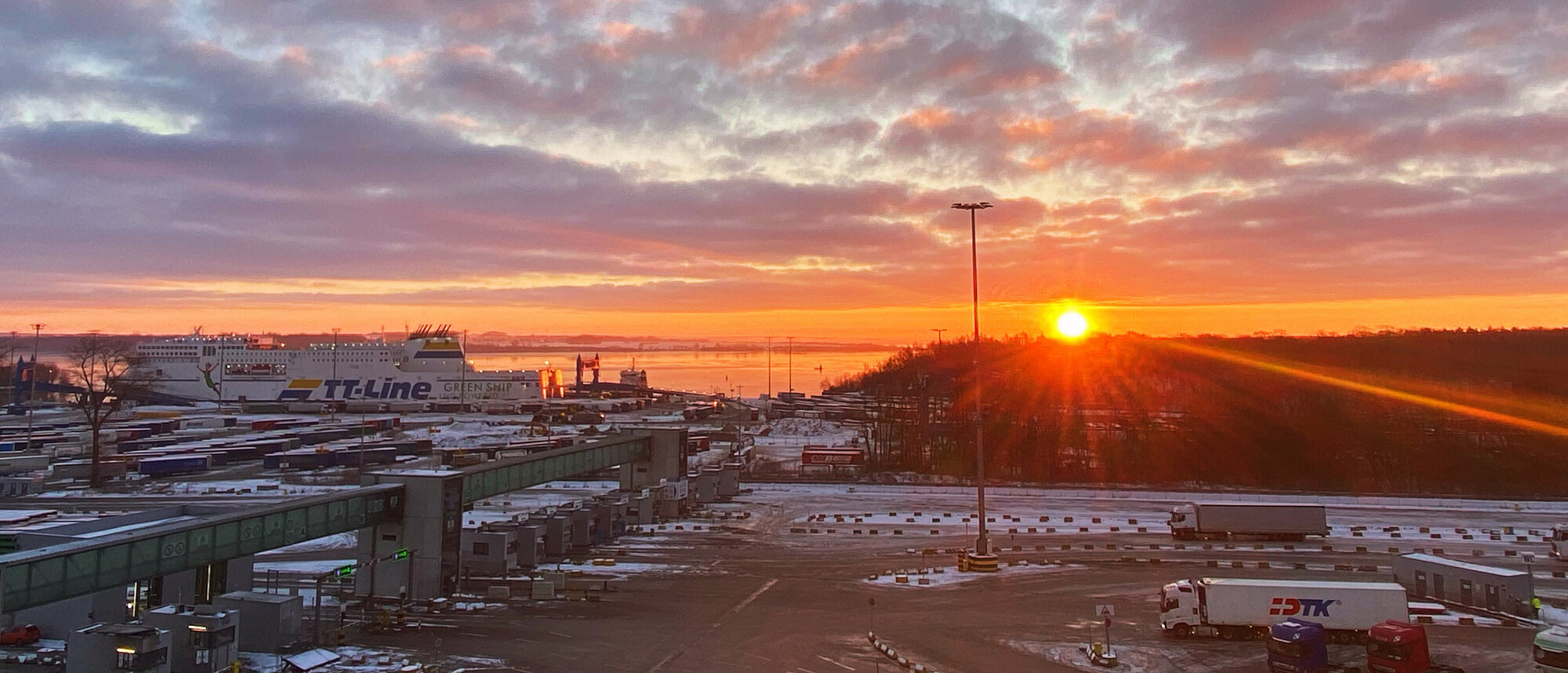 Bild vom Sonnenuntergang am Lübecker Hafen